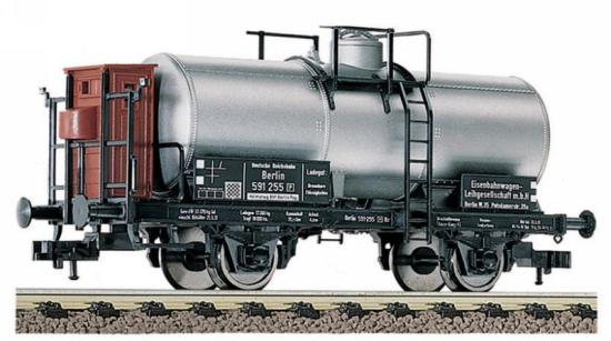 Tank car of the 'Eisenbahnwagen-Leihgesellschaft m.b.H.' with brakeman?s cabin in service<br /><a href='images/pictures/Fleischmann/5437.jpg' target='_blank'>Full size image</a>
